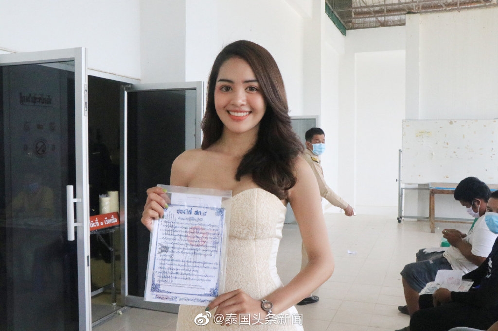 最近娜莉薩更榮獲帕府變性選美比賽的后冠,亮麗仙氣的外貌更為徵兵現場帶來不少哄動,有網民更甚至大讚她神似應屆冠軍暨最上鏡小姐謝嘉怡(Lisa)!