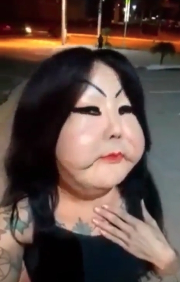 Juju Oliveira有著一張十分嚇人的臉,全因她的臉腫脹得如氣球一樣