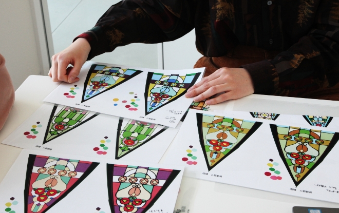 日本推唯美「山茶花彩繪玻璃傘」,光線下折射彩色影子,宛如置身哥德式教堂