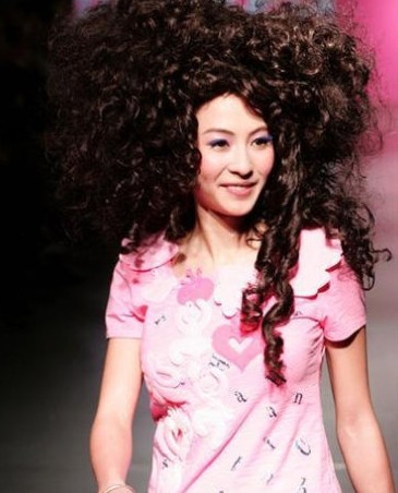 早年張柏芝也試過爆炸頭的造型,當然美女就算駕馭甚麼樣的髮型也難不到她。