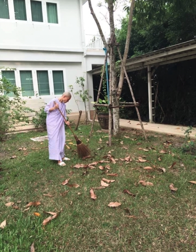 當時有傳泰王更安排西拉米到泰國一家寺廟裡削髮為尼進行靜修，更禁止她與兒子見面，