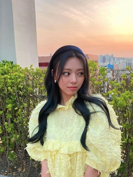 韓國最近流行髮箍這項單品，難道她們為求方便才創出這個挑染髮型？