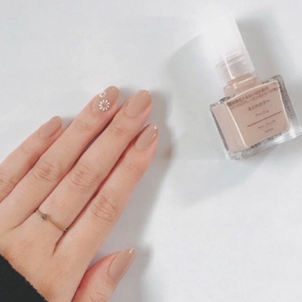 Muji也有推出另一款顯色度偏米色的指甲油,這款比基底油比較顯色。喜歡大地色或自然色調的女生就要入手了