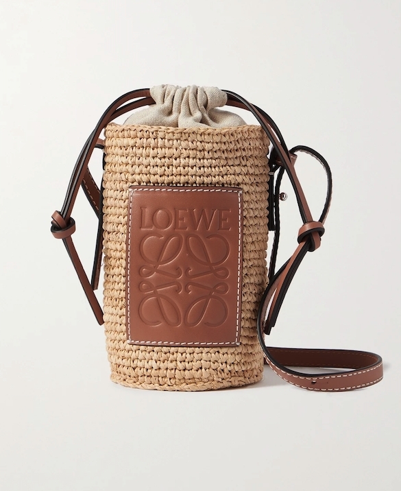 【LOEWE手袋2021】小水桶手袋很可愛，圓筒形的設計很有特色，配搭索繩帶襯在內部，就不怕放在袋中的東西會掉出來