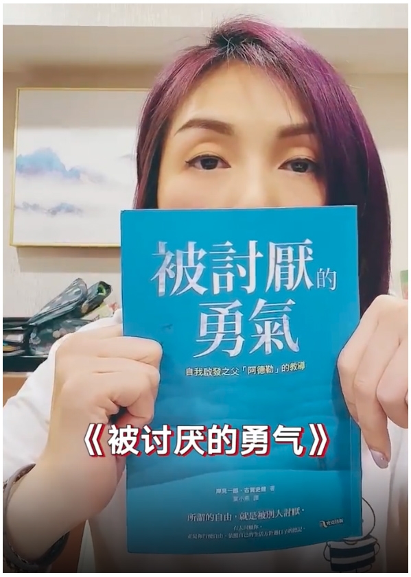 影片中的楊千嬅雙目看起來相當無神，雖然皮膚狀態依然不錯，臉上亦沒有明顯皺紋；不過光是眼窩深陷，彷彿就讓她看起來顯老十歲，網民更指她的雙眼皮塌得不太自然！