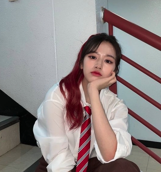 Izone的YuJin就示範了火紅色的髮色！