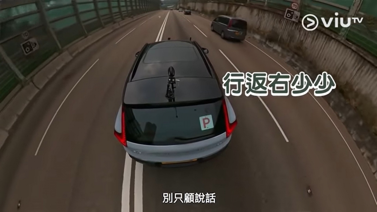 陳嘉倩自稱「零方向感」更表示自己是第一次上高速公路,她在中線龜速行駛不斷被超車