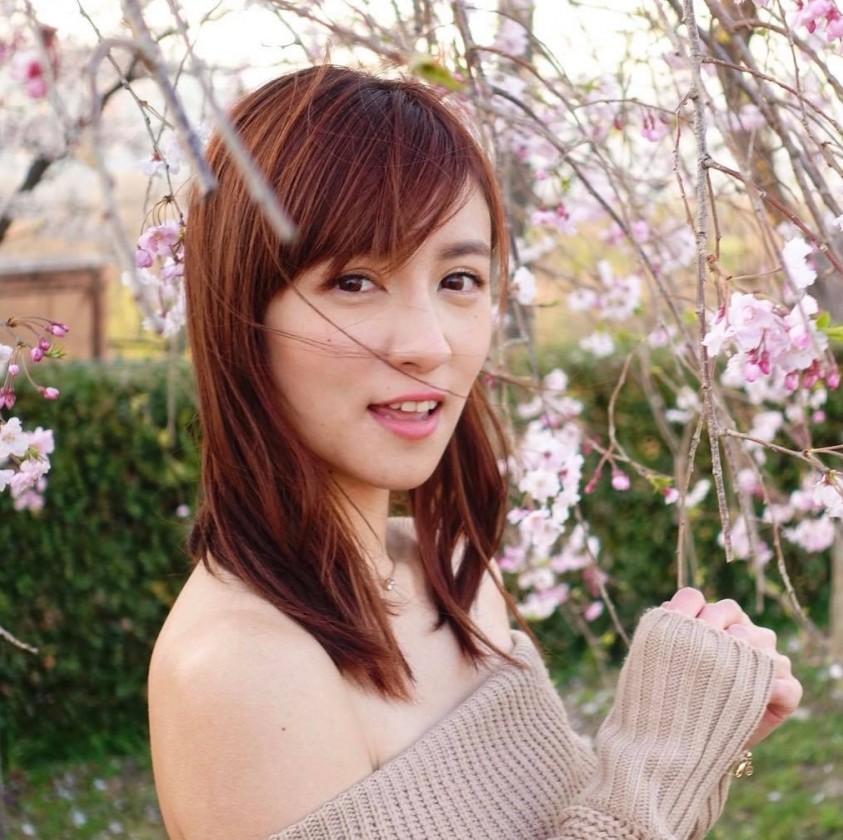 現年30歲的前TVB新聞主播陳嘉倩，因為甜美外形以及酷似混血兒的標緻樣貌而一度被封為宅男女神，近日網民更再度翻出嘉倩BB的舊照片，對比之下竟發現無論是面型、鼻型都有所轉變？志遠（Stephen）的戀情