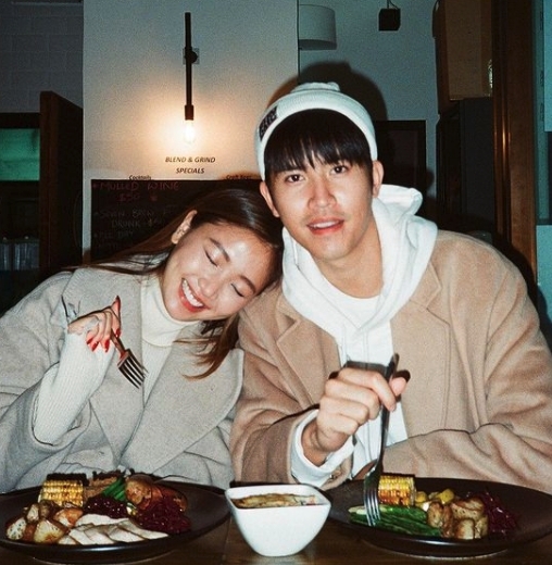 網民猜測與余思霆「裸聊」的男生就是Tyrese,他們早以第三者的傳聞分手,Tyrese更在最近向KOL Pumpkin Jenn求婚成功。