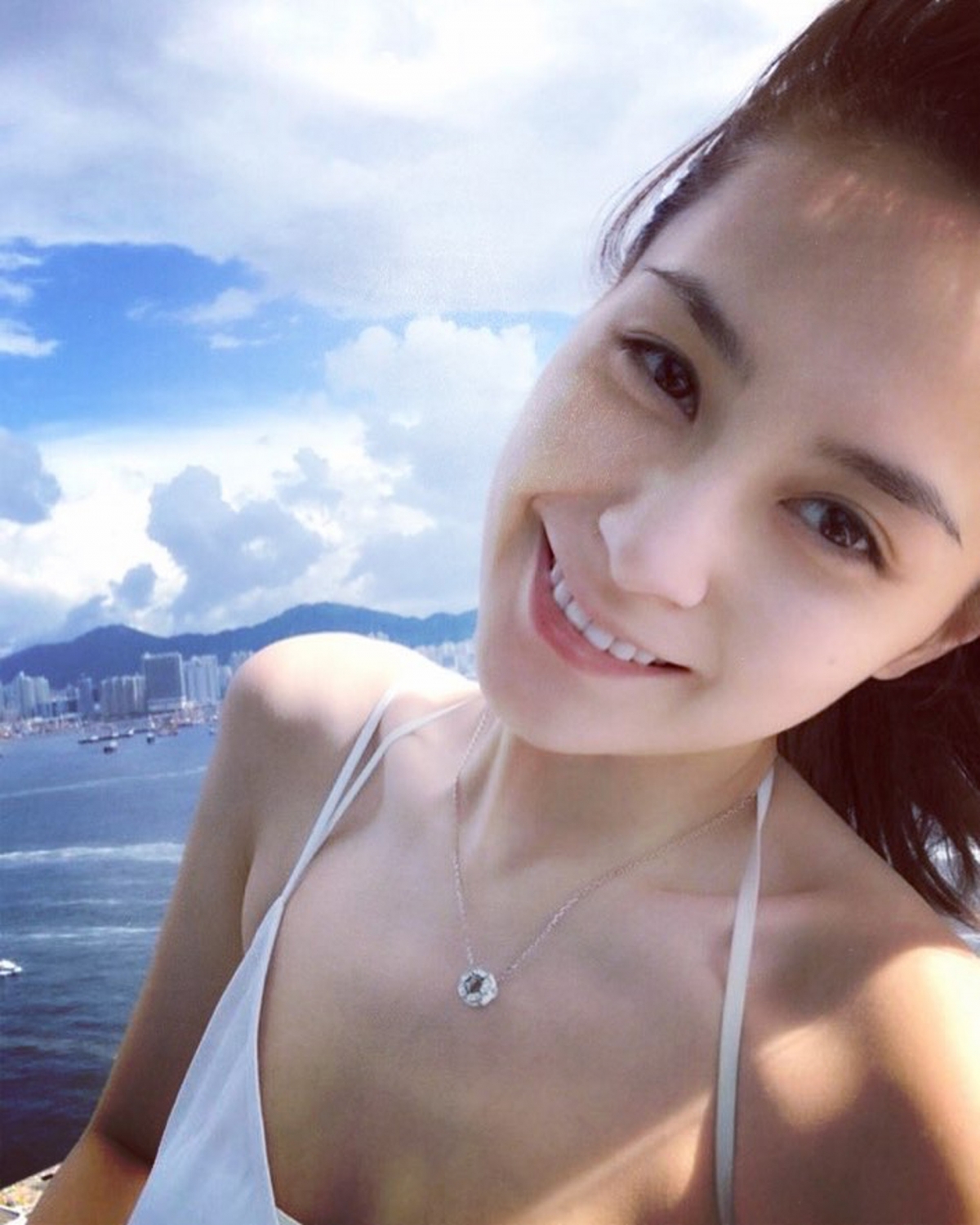 素顏的阿嬌絕對無得輸,依然是大眼、高鼻,五官跟化妝時比較,一樣很精緻迷人