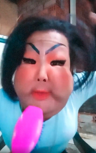 Juju Oliveira的五官已經被腫脹的臉埋沒,不過她仍堅持在浮腫的臉上化妝,突出僅餘的輪廓。