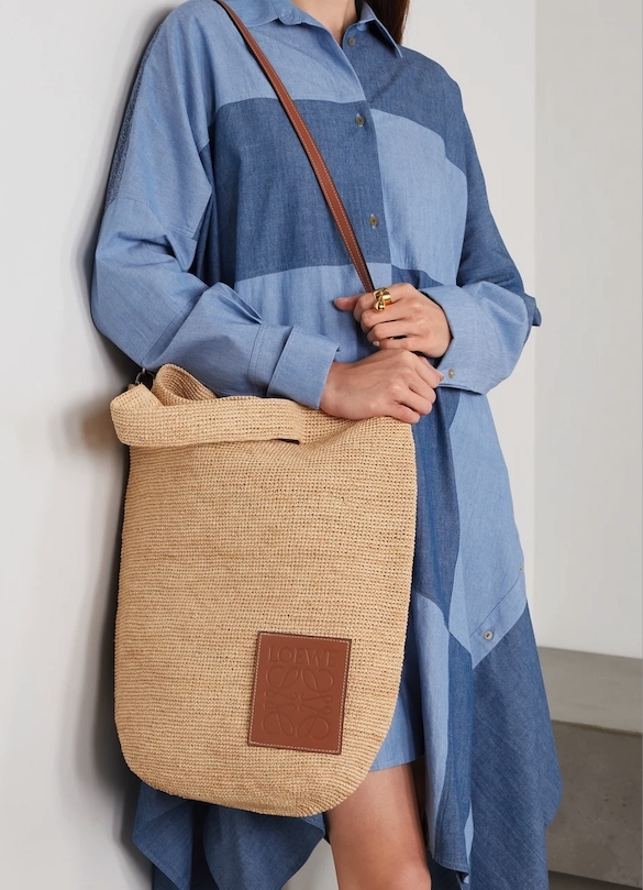 【LOEWE手袋2021】寬鬆的水桶形狀購物籃袋有著超大容量，可以裝到很多東西，因此被不少女生看中大量購入