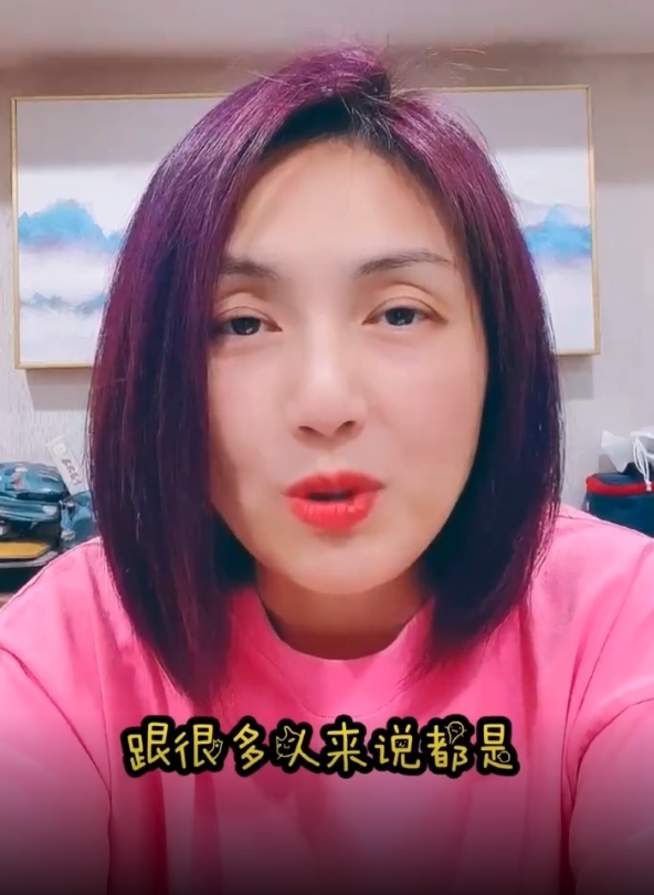 影片中的楊千嬅雙目看起來相當無神，雖然皮膚狀態依然不錯，臉上亦沒有明顯皺紋；不過光是眼窩深陷，彷彿就讓她看起來顯老十歲，網民更指她的雙眼皮塌得不太自然！