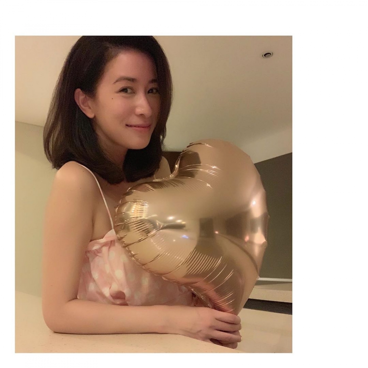 在佘詩曼過往不少素顏照中,亦可以清楚看到其肌膚白晳飽滿,多年的樣子沒有太多轉變