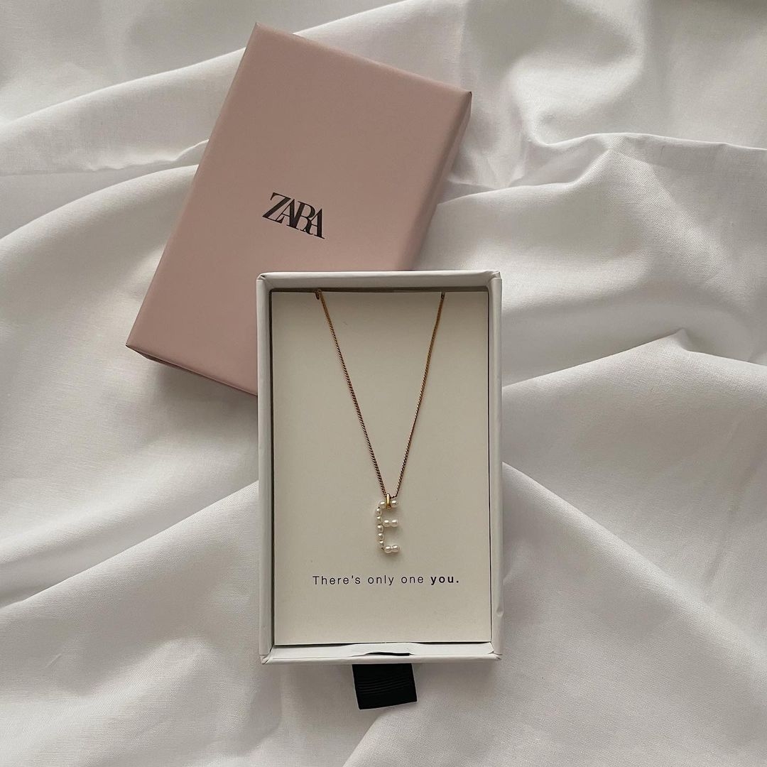 日韓大熱Zara珍珠字母項鍊!散發典雅唯美氣質,一開賣火速斷貨!