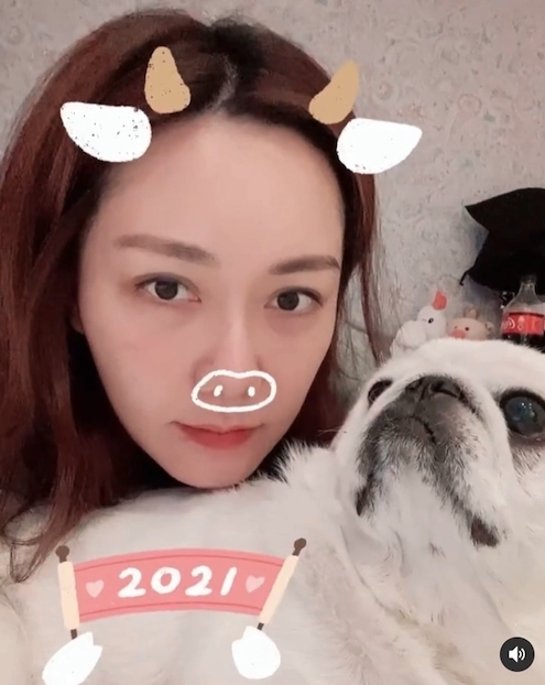 相中的湯洛雯罕有的全素顏示人,網民就覺得靚湯清秀氣質的外貌看起來撞樣蔣雅文