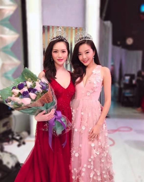 《後生仔傾吓偈》馮盈盈憶述當年和余思霆選中華小姐時一同在酒店房間內赤裸相對