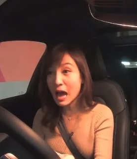 最後到停車場挑戰獨自慢駛時就馬上出事,陳嘉倩因分心向後望並興奮聊天