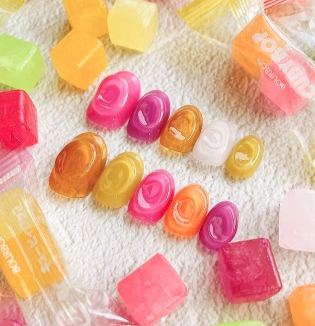 日系復刻糖果美甲的特點就是半透明，有糖果晶瑩通透的質感～