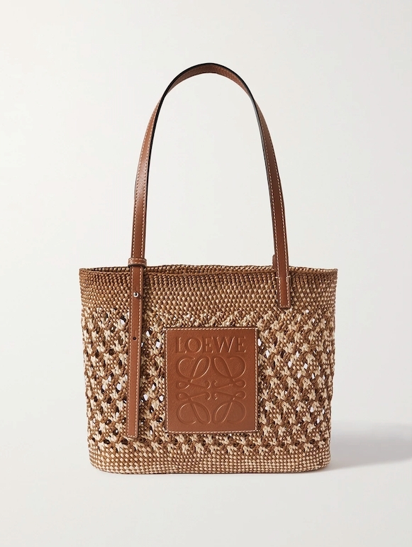 【LOEWE手袋2021】另一款奶茶色的小提籃則很顯優雅魅力，日常穿上休閒風的吊帶連身裙已經好看極了