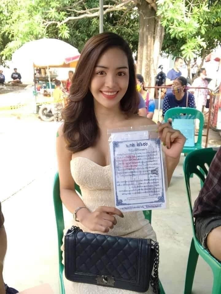 最近娜莉薩更榮獲帕府變性選美比賽的后冠,亮麗仙氣的外貌更為徵兵現場帶來不少哄動,有網民更甚至大讚她神似應屆冠軍暨最上鏡小姐謝嘉怡(Lisa)!