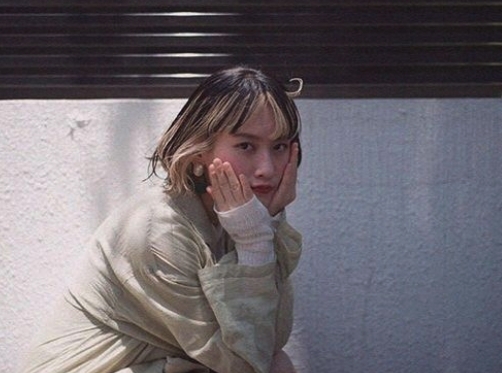 大多女生都會選擇在瀏海的內層染上另一隻顏色，若隱若現不會太誇張，帶點文青風！