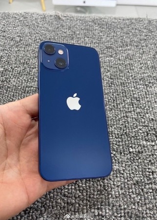 iPhone 13mini在外表上最明顯的改變就是鏡頭模組的排位會由原來的豎排變成了對角排列