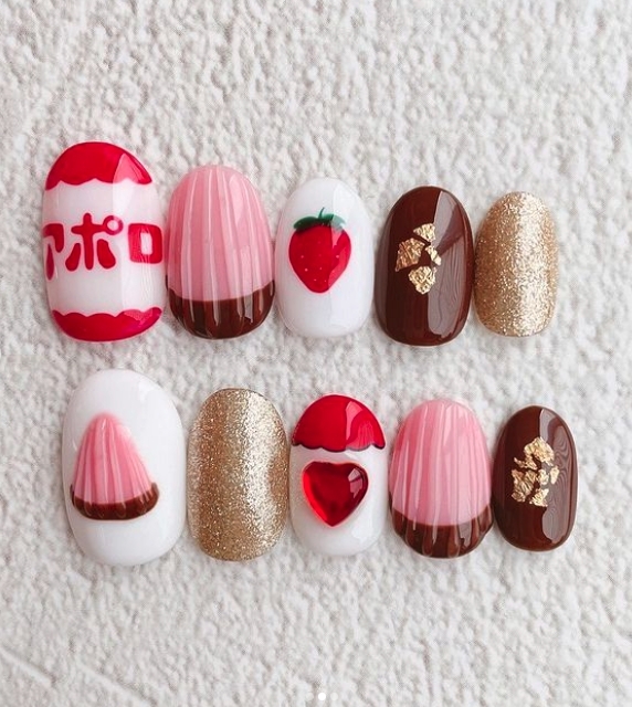 三角形的形狀和直紋的凹凸也是它特徵，有日本女生就把它設計成美甲款式