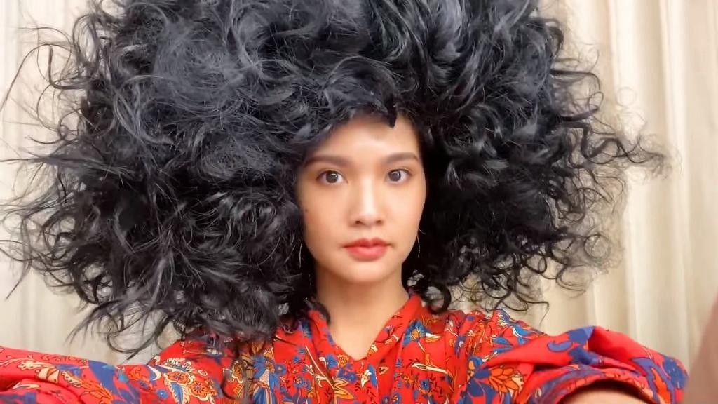 楊丞琳因要拍攝時尚雜誌,大膽試超巨型爆炸頭的造型,不過爆炸頭看下去的確很大顆