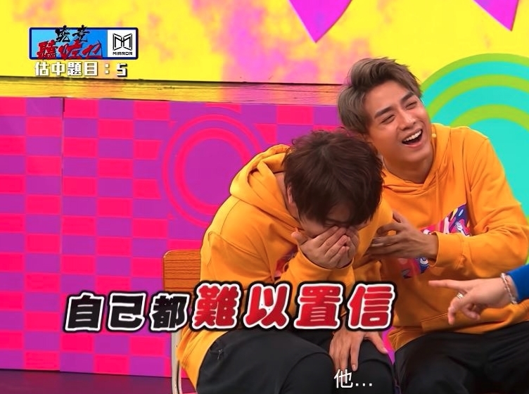 考有Feel｜姜濤雖表現得一臉興?，但是也感到小尷尬，於是就用手掩臉以笑遮醜