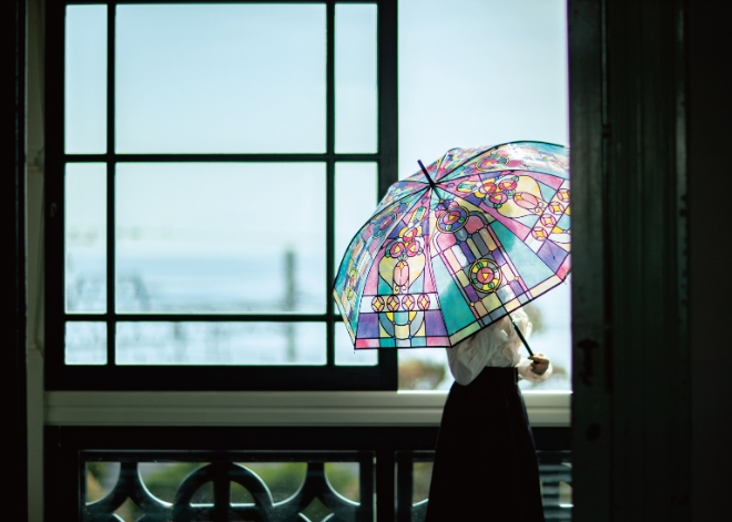 日本推唯美「山茶花彩繪玻璃傘」,光線下折射彩色影子,宛如置身哥德式教堂