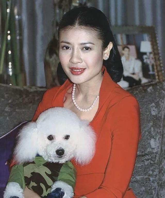 而泰國民眾對於西拉米的印象向來也只是一般，平民出身的她雖然曾一度被譽為是「最美儲妃」，不過 2009 年就因為流出了一段幾乎一絲不掛為愛犬慶祝生日的影片而受到不少負評！