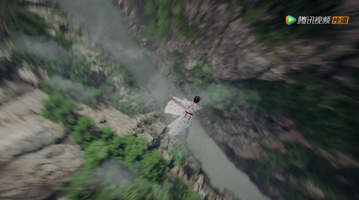 迪麗熱巴長歌行中跌入深淵、追逐和落水等精彩的戲份全都以漫畫代替