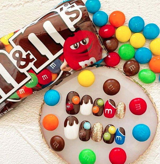 M&M朱古力到現在也十分為人熱捧，繽紛的脆皮包著軟心的朱古力，M&M元素加入美甲上感覺十分有活力！