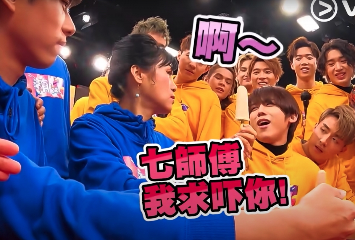 姜濤在情急之下就向七師傅撒嬌，面有難色地嬌嗲地向著師傅說：「啊七師傅我求下你啊～」