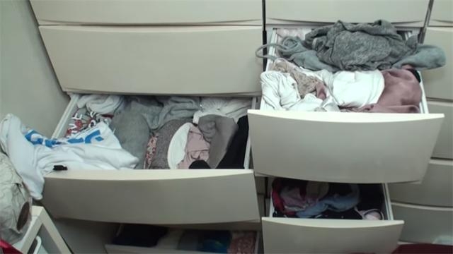 睡房的枕頭因長年都沒有清洗過,所以早就有泛黃的跡象