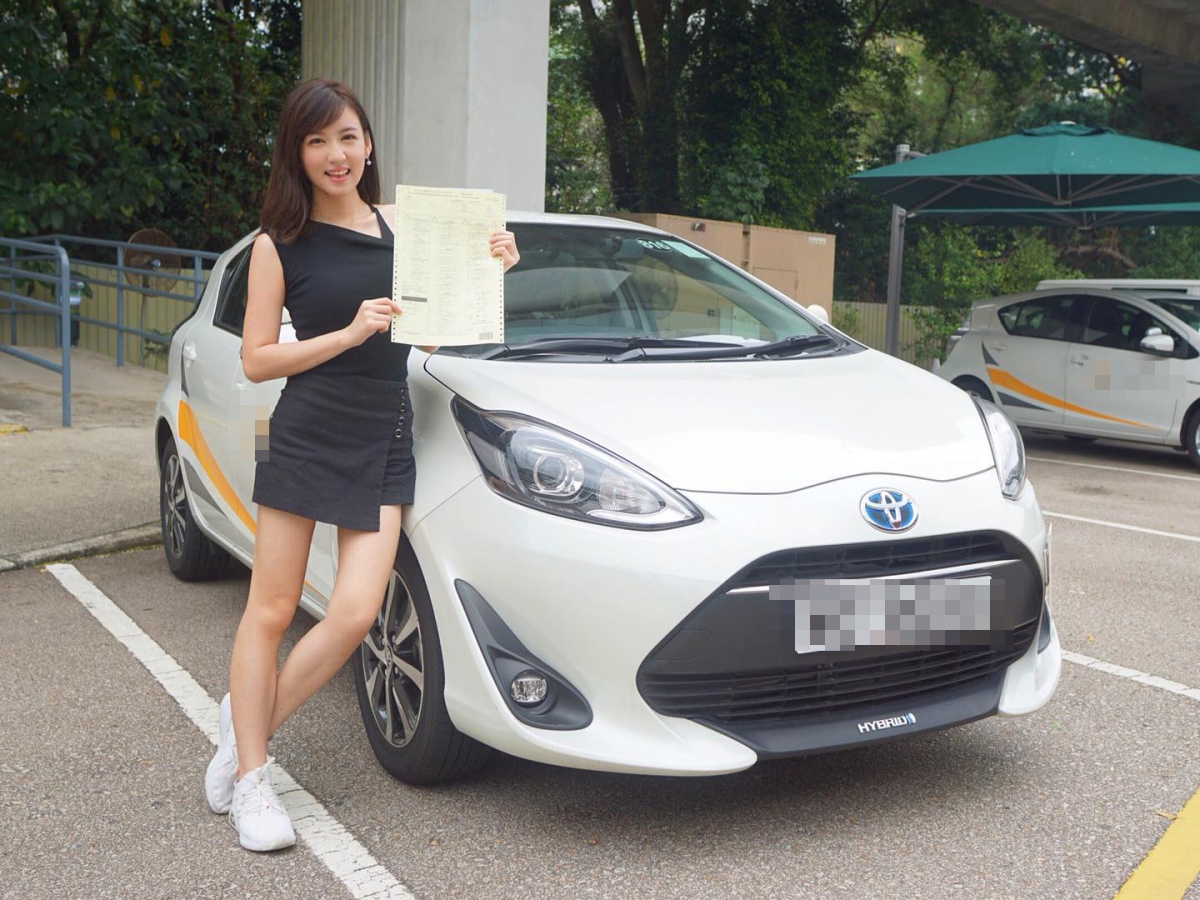 陳嘉倩「考車衣著」曝光掀熱議!