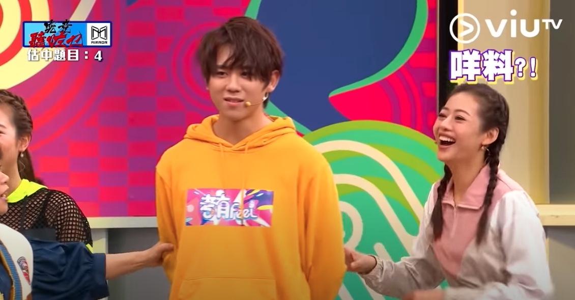 考有Feel｜姜濤在情急之下，以眼神示意，突然看向在旁的「考靚」劉若寶（Polly）的胸口