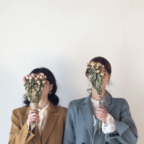 【打卡Pose】撇甩尷尬!好姐妹合照必備姿勢,KO鏡頭恐懼症,自然不造作展示好感情!