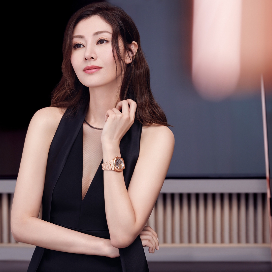 50歲李嘉欣著性感Bra Top拖實老公,許晉亨表情尷尬彈開一個身位?