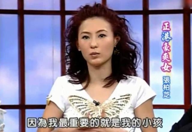 張柏芝也試過爆炸頭的造型,當然美女就算駕馭甚麼樣的髮型也難不到她。