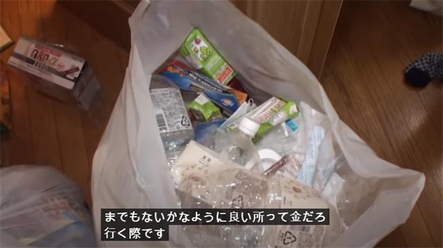 客廳放滿了發霉的外賣食物、過期飲品,地上又放了一大堆相信還沒清洗的衣服及紙箱等