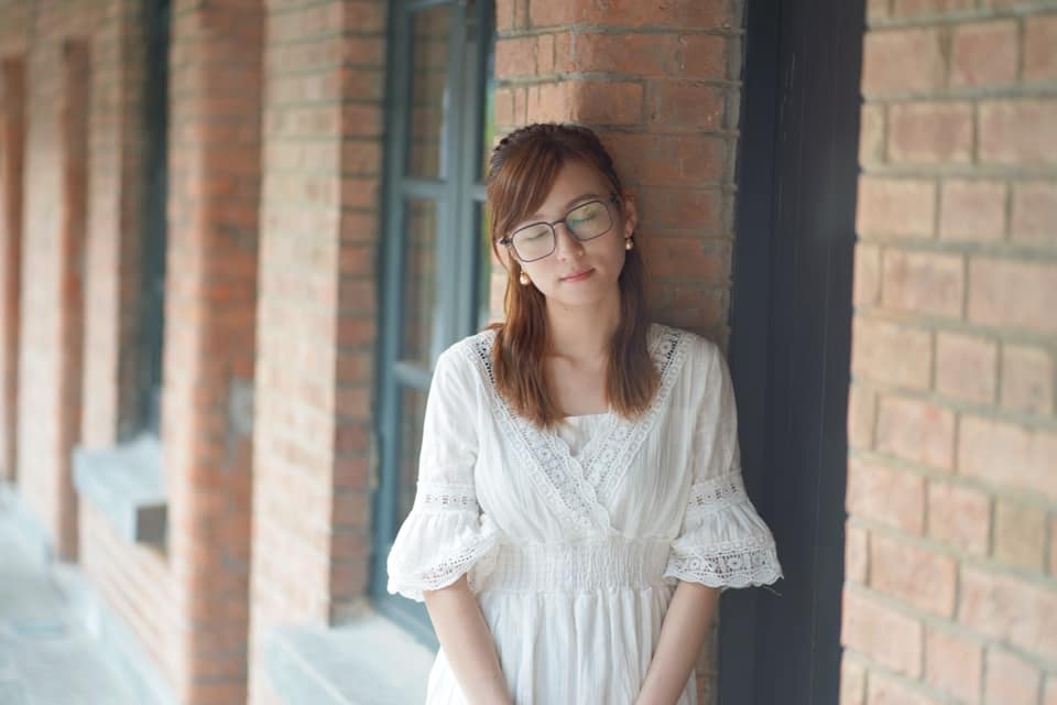 難怪近日陳嘉倩都post上一系列憔悴素顏的相片鼓勵自己：Don’t give up on your dreams！