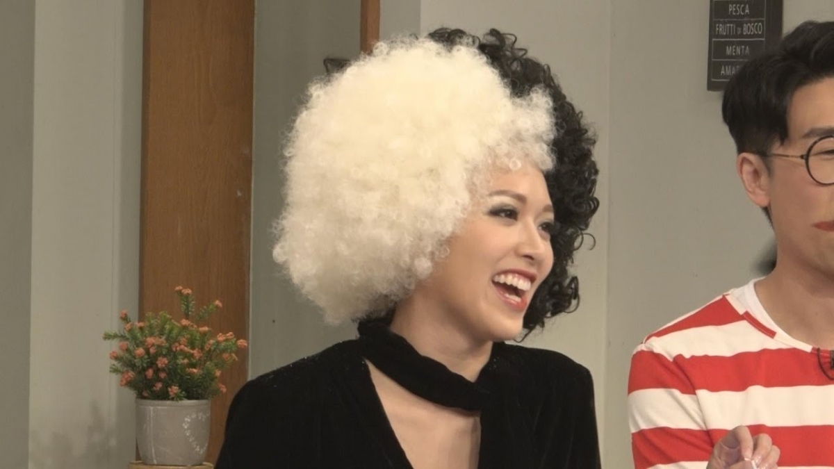 馮盈盈之前在《後生仔傾下計》節目中,於萬聖節大玩Cosplay主持節目,以《101 斑點狗》的女角示人。