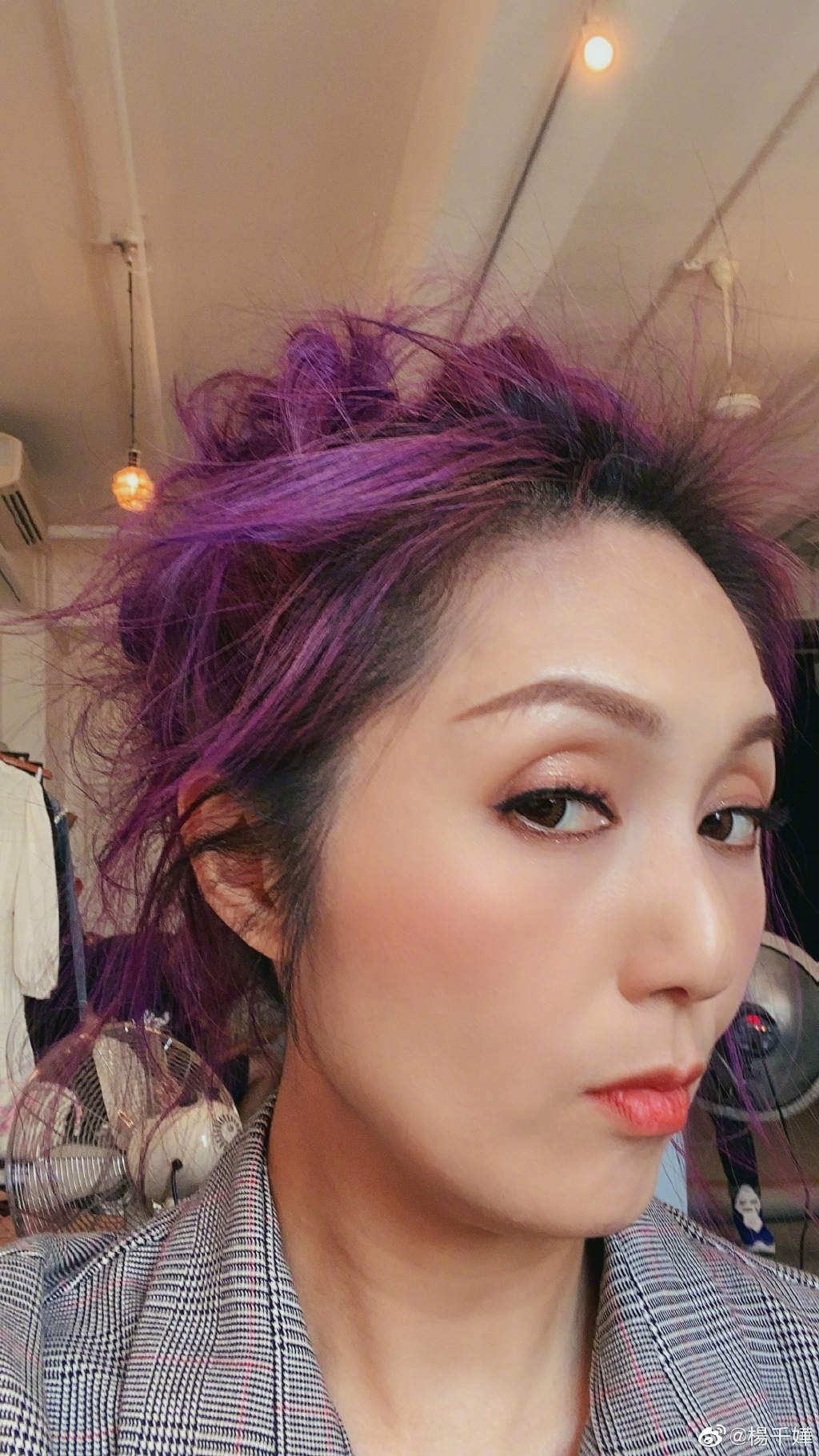 影片中的楊千嬅雙目看起來相當無神，雖然皮膚狀態依然不錯，臉上亦沒有明顯皺紋；不過光是眼窩深陷，彷彿就讓她看起來顯老十歲，網民更指她的雙眼皮塌得不太自然！