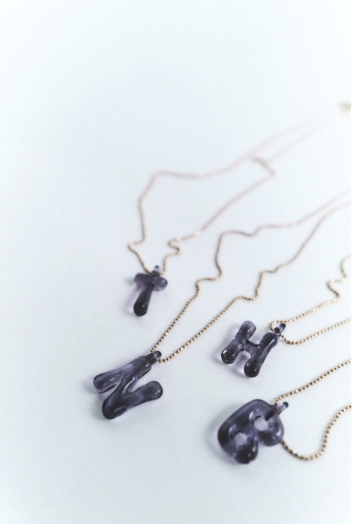 日韓大熱Zara珍珠字母項鍊!散發典雅唯美氣質,一開賣火速斷貨!