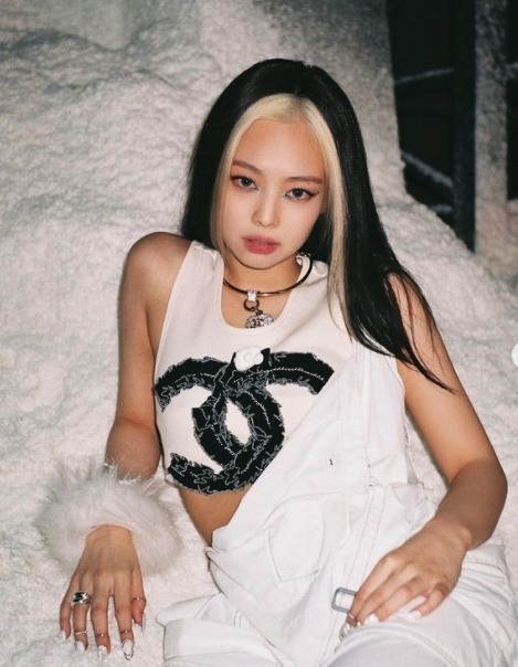 魅力滿滿的Jennie在同期就帶起了更為誇張的「髮際染」！