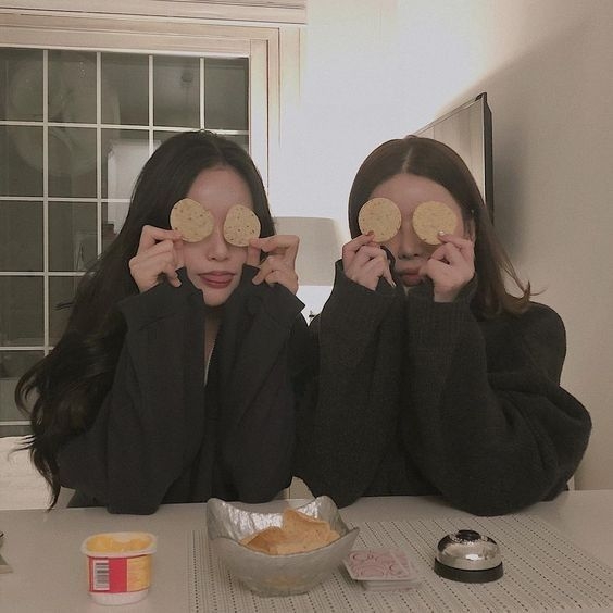 【打卡Pose】撇甩尷尬!好姐妹合照必備姿勢,KO鏡頭恐懼症,自然不造作展示好感情!