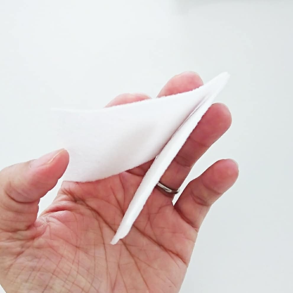 日本 Unicharm 的超省水 1/2 化妝棉絕對是不少女生的最愛，只需要用一半的化妝水用量就可以沾濕整片化妝棉，濕敷必用！