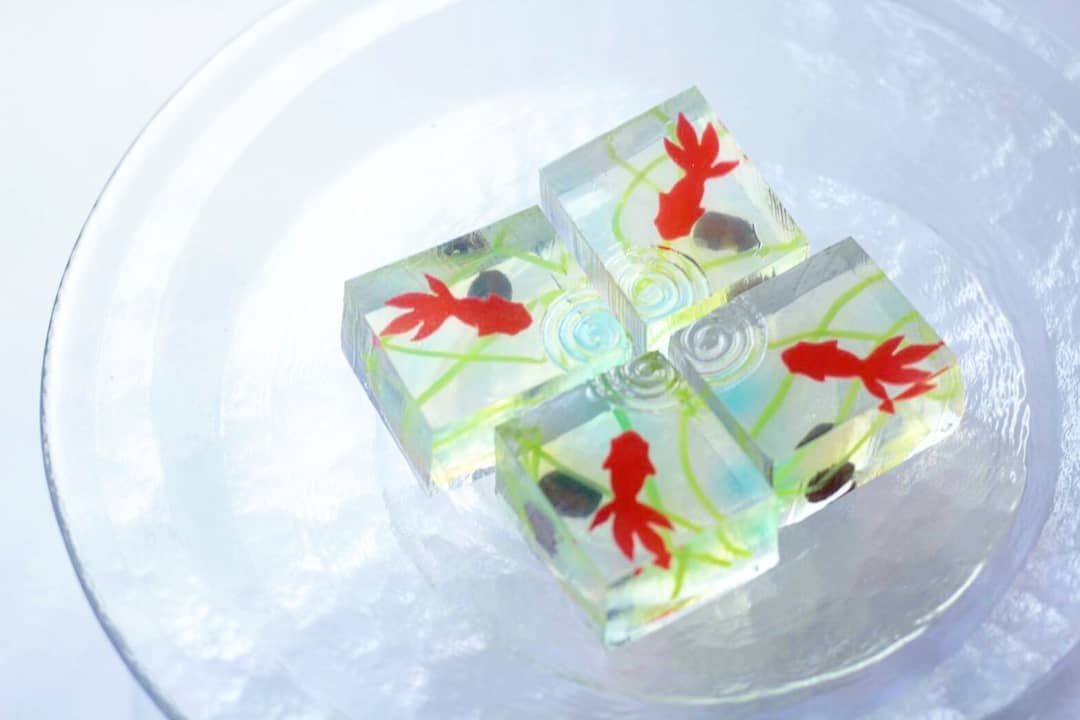 日本神人製作的絕美和菓子!夢幻金箔煙火、通透水晶型態,被封「可食用藝術品」